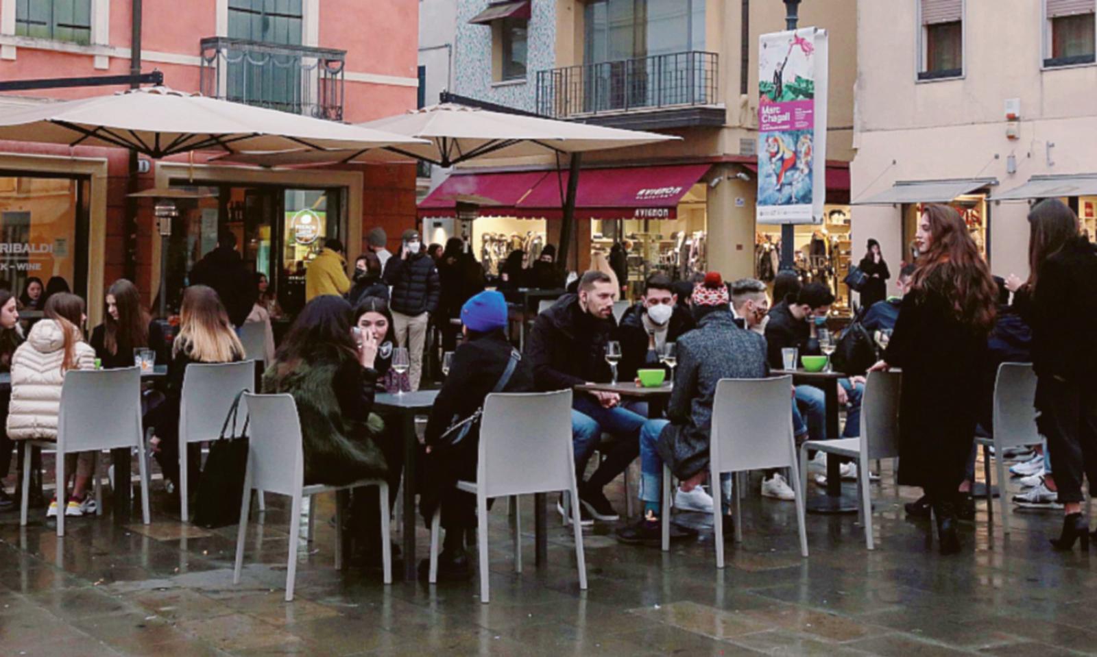 Vietati i tavolini sul liston