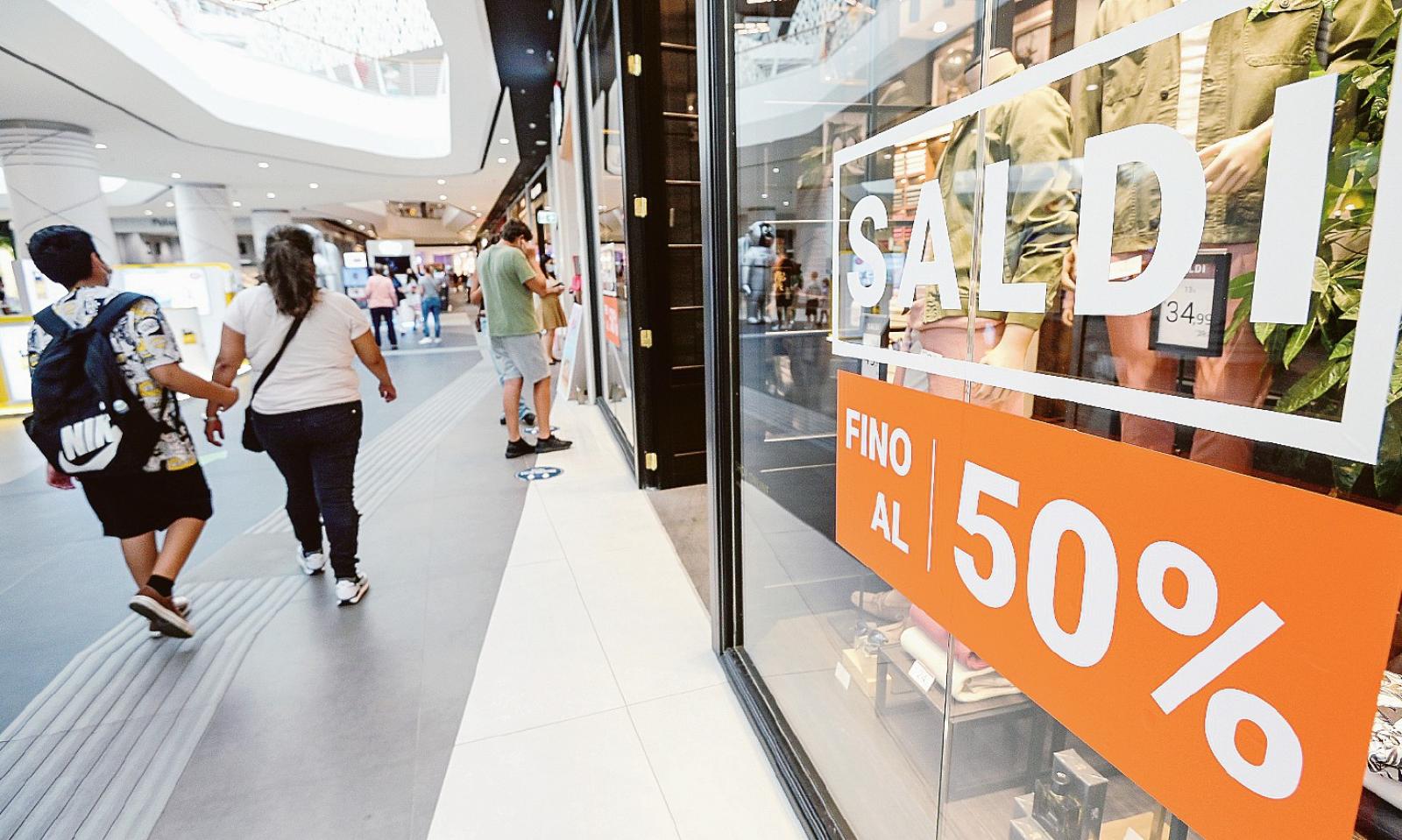 Virus, bollette e caro prezzi: "Non compra pi&ugrave; nessuno"