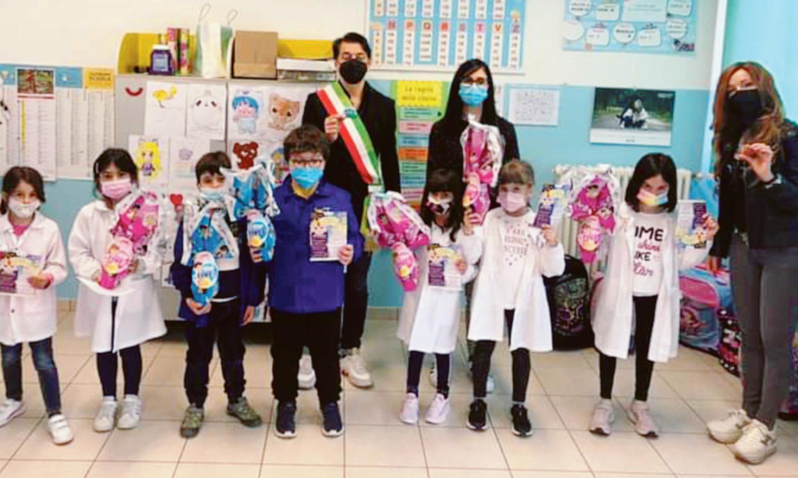 Il sindaco distribuisce le uova di Pasqua in classe
