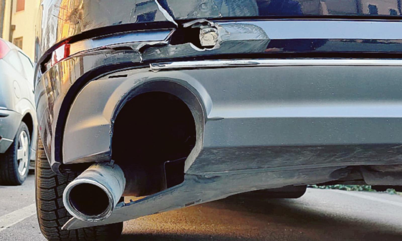 Sperona auto e fugge: caccia al pirata