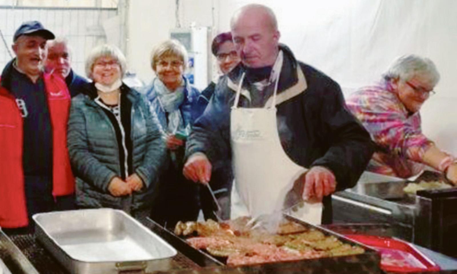 Piazza gremita per la fiera di primavera