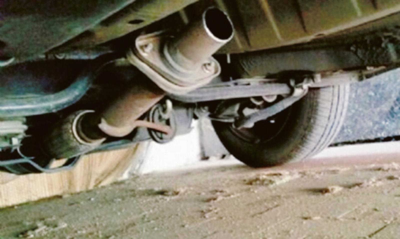 I ladri fanno a pezzi le auto e prendono i catalizzatori