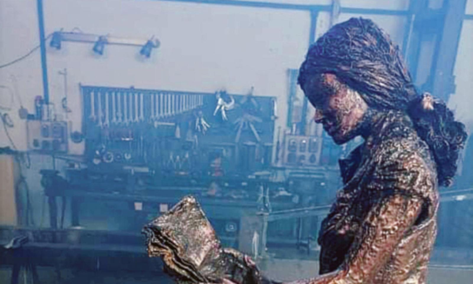 Arriva in piazza la statua della "Ragazza che legge"