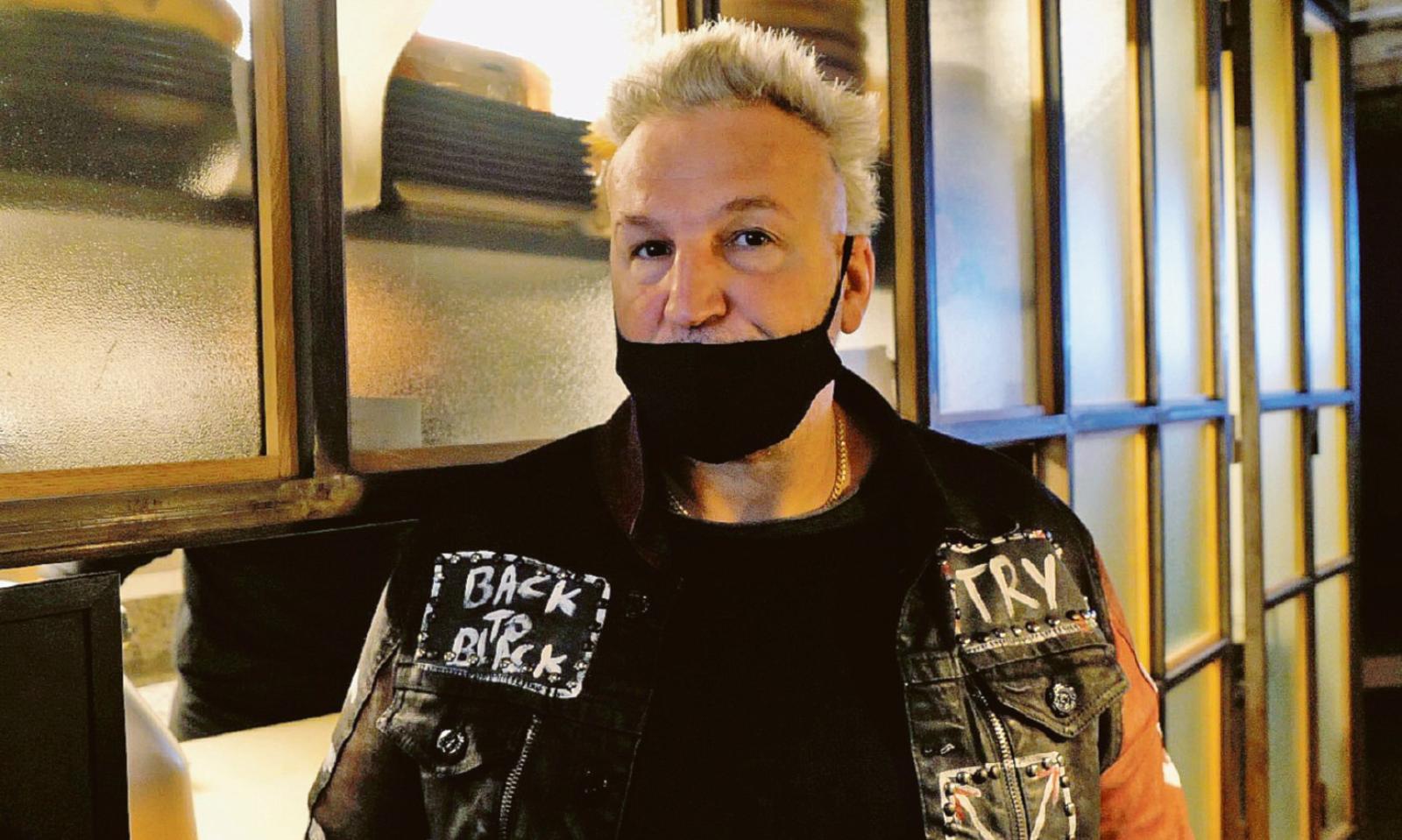 "Non trovo camerieri, costretto e togliere tavoli"