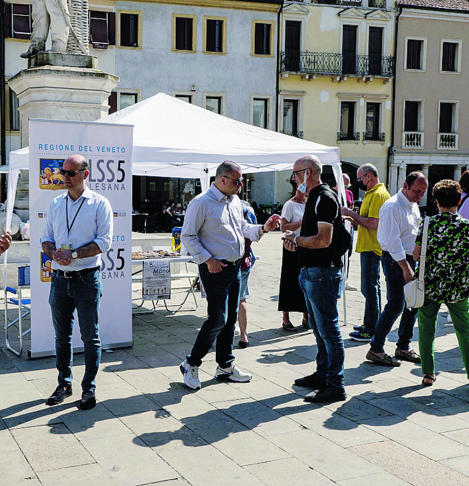 La salute della mano si cura in piazza