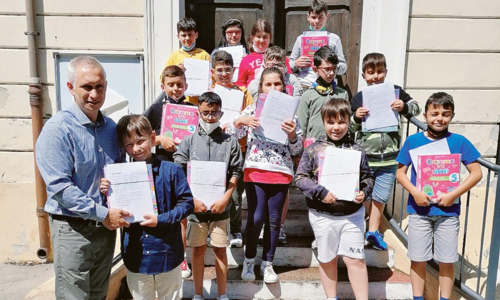 Il grande gesto dell'assessore: rinuncia ai soldi per donare libri