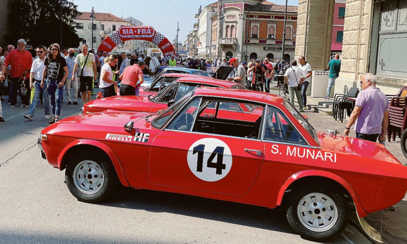 Rombo di motori in piazza, un mare di persone