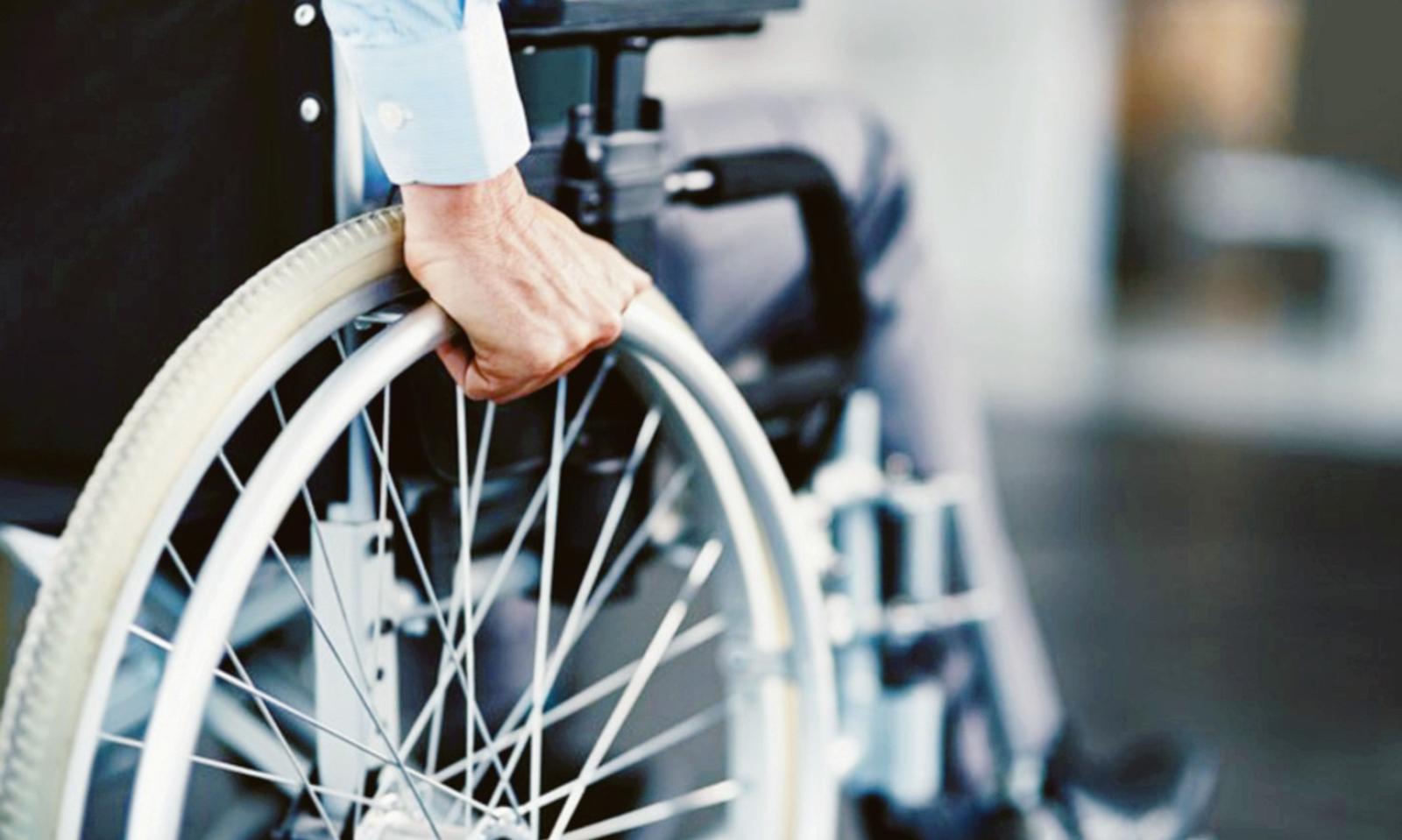 Disabile si salva volando nel fosso