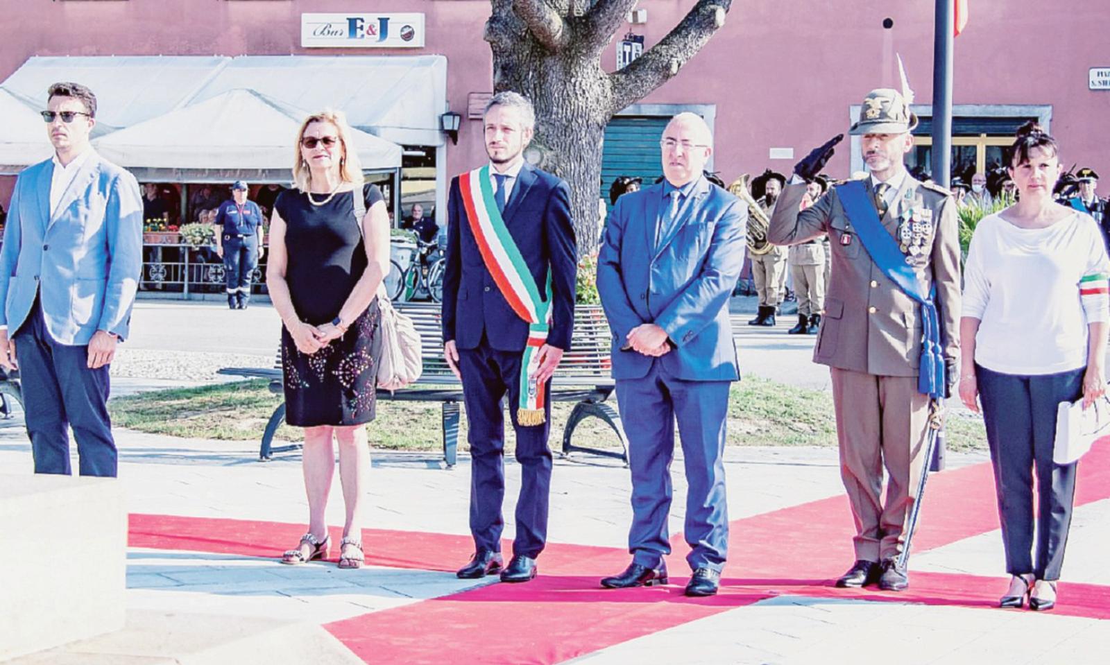 Paese piccolo, festa grande: parata di autorit&agrave; per il compleanno della Repubblica.