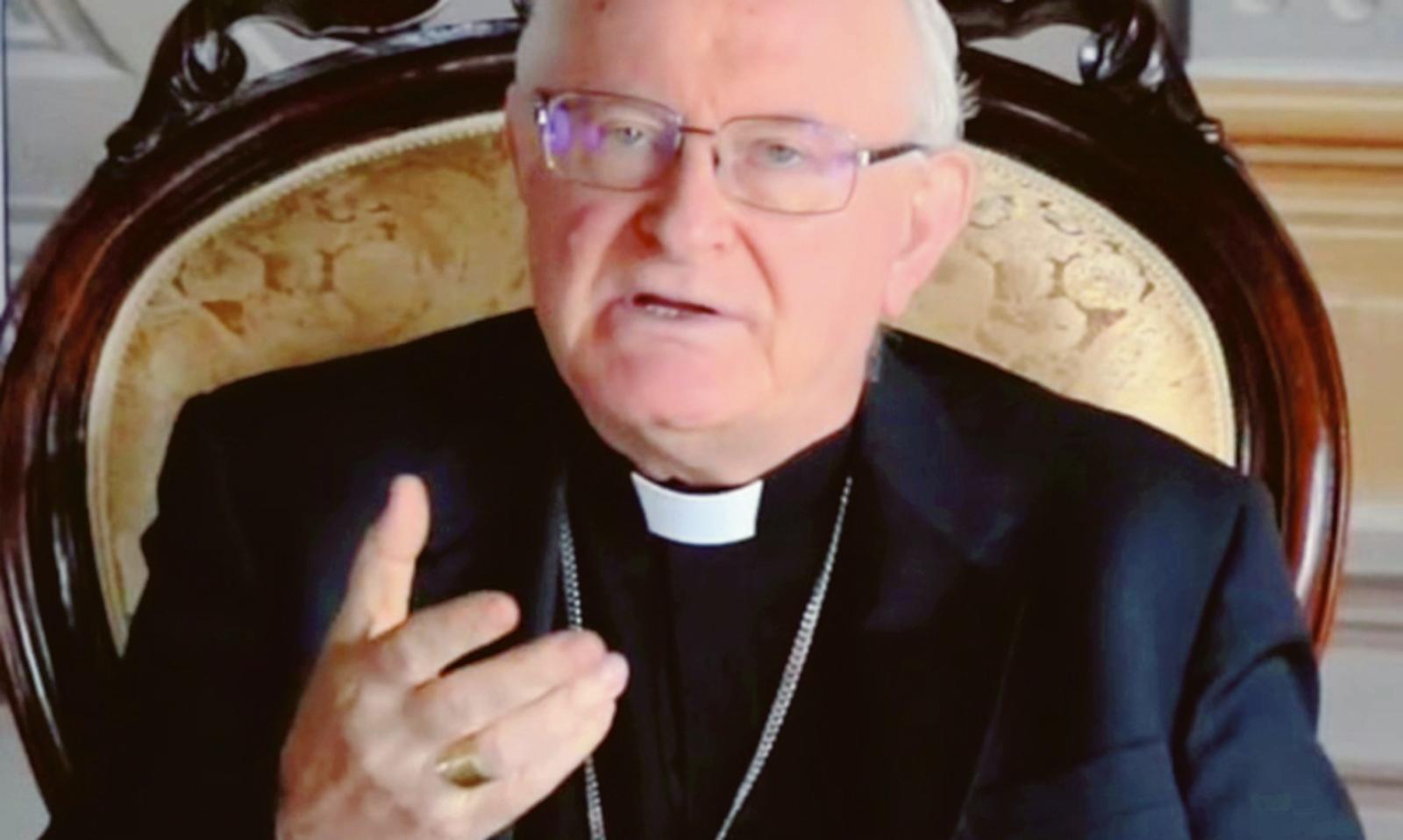 "Non votate chi parla di gender": bufera sul vescovo