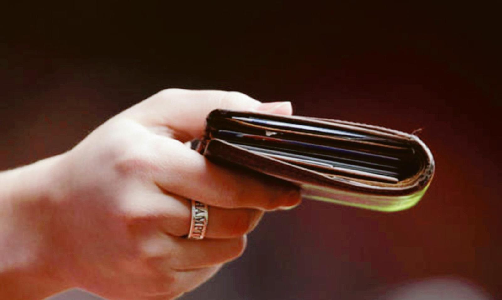 Trova portafogli e soldi e li restituisce