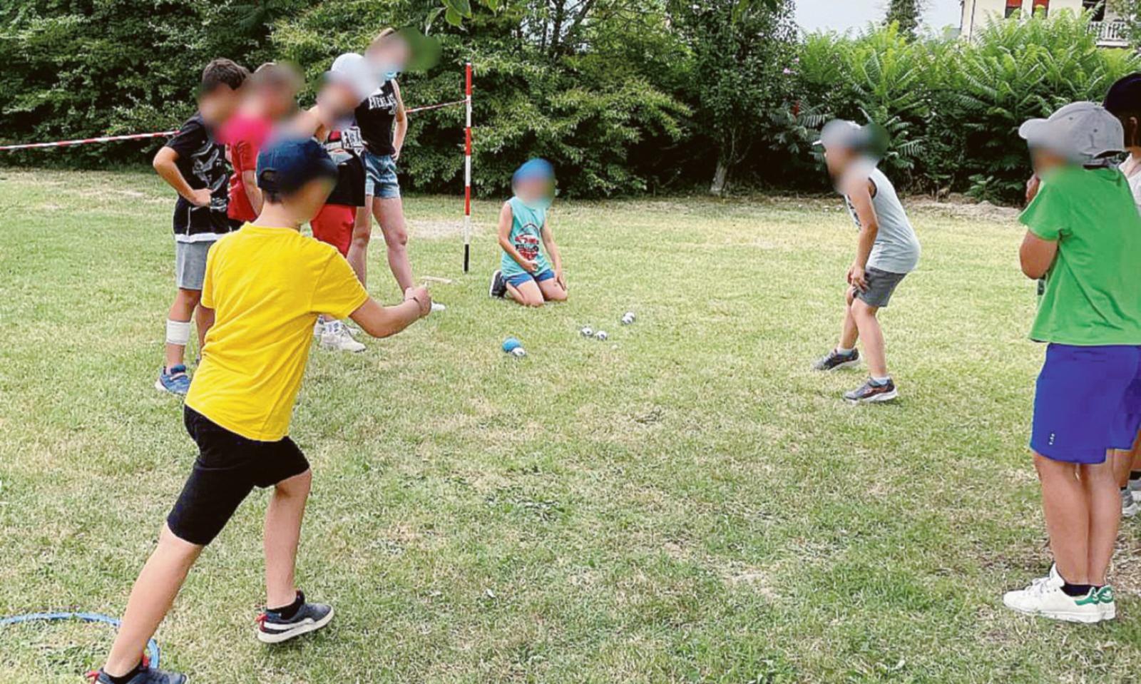 Bambini a scuola di bocce