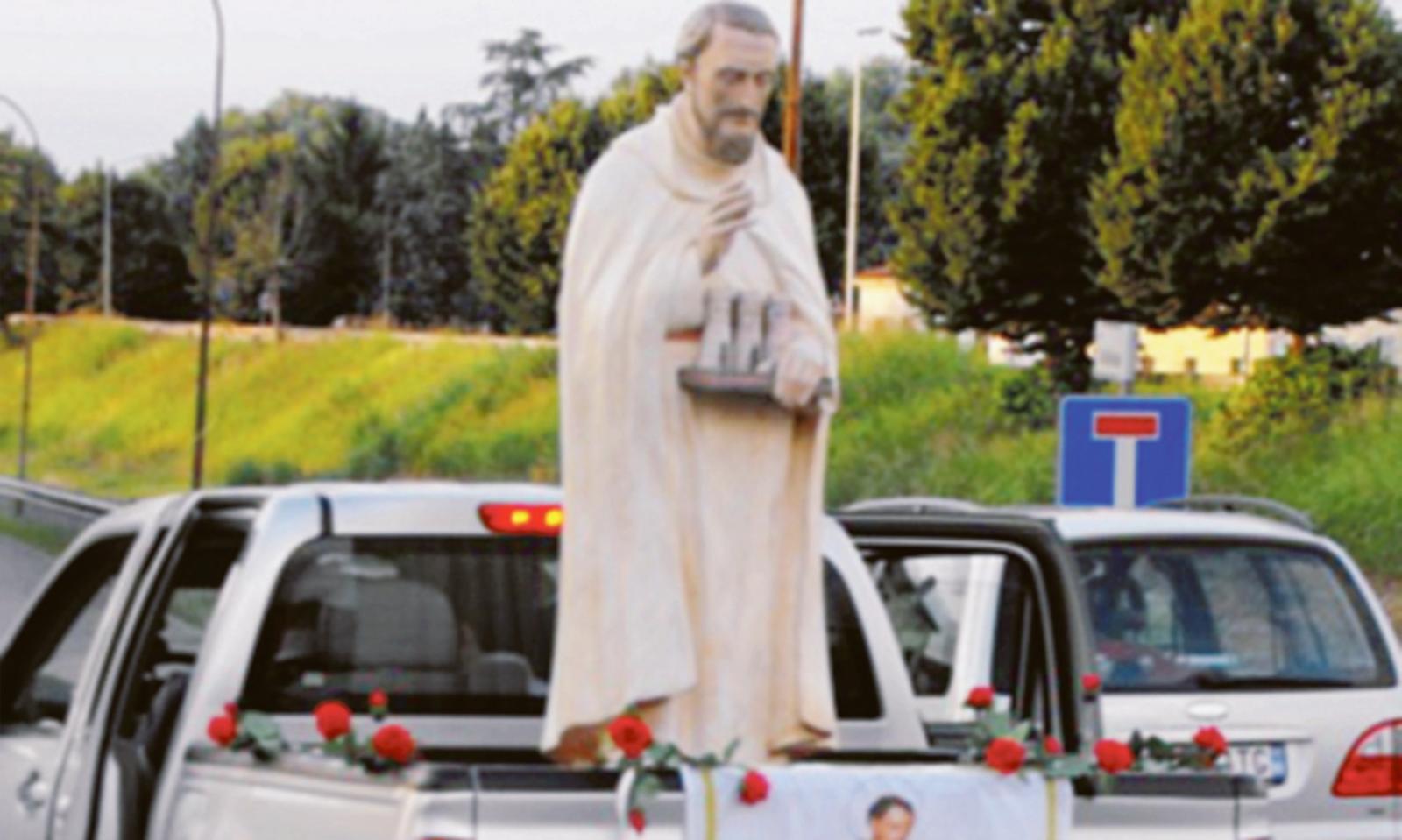 Il corteo cambia percorso, scatta la protesta