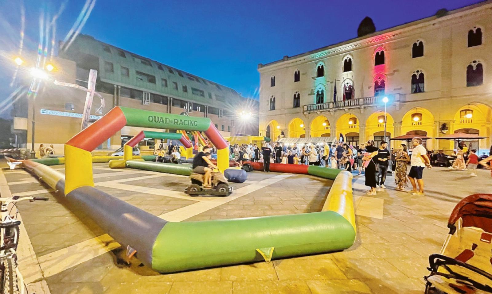In piazza arriva il calciobalilla umano