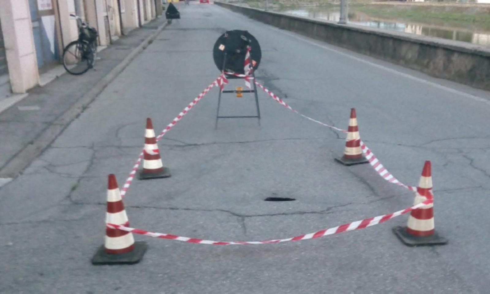 Cedimento della strada: voragine su riviera Matteotti