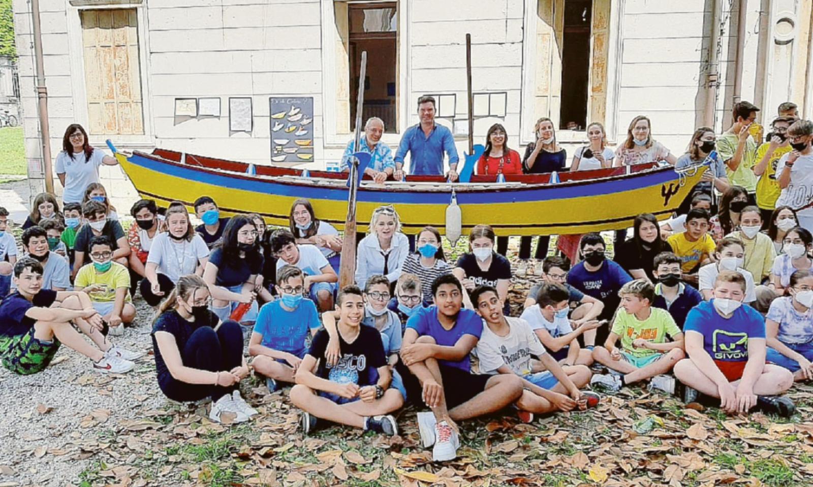 Gli studenti rimettono in acqua la tradizione