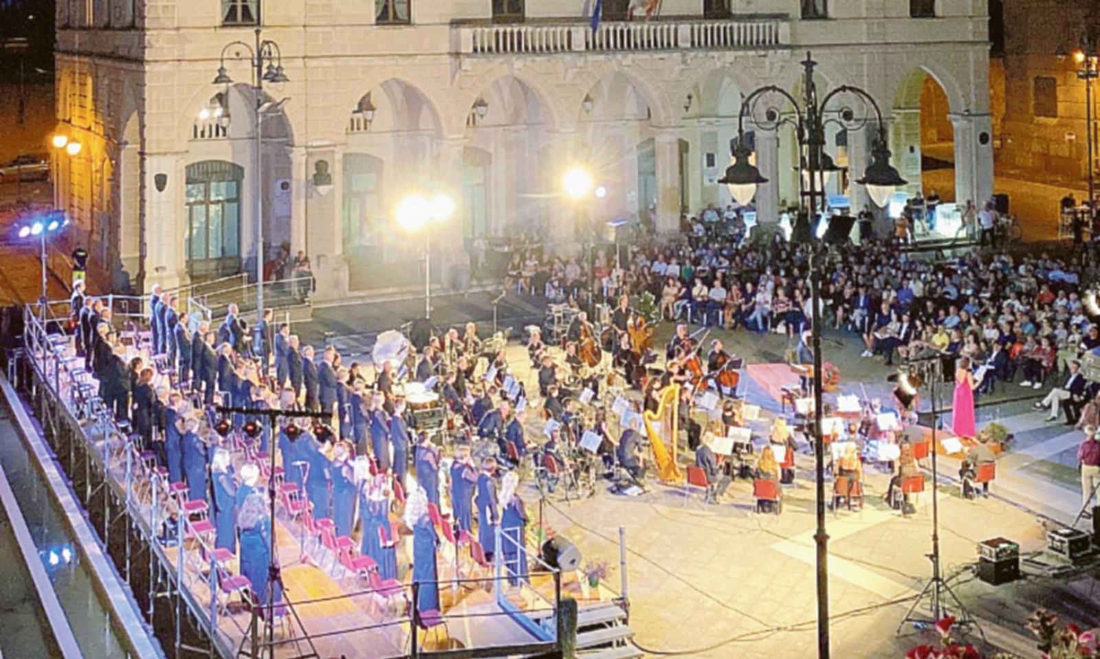 La lirica riempie la piazza