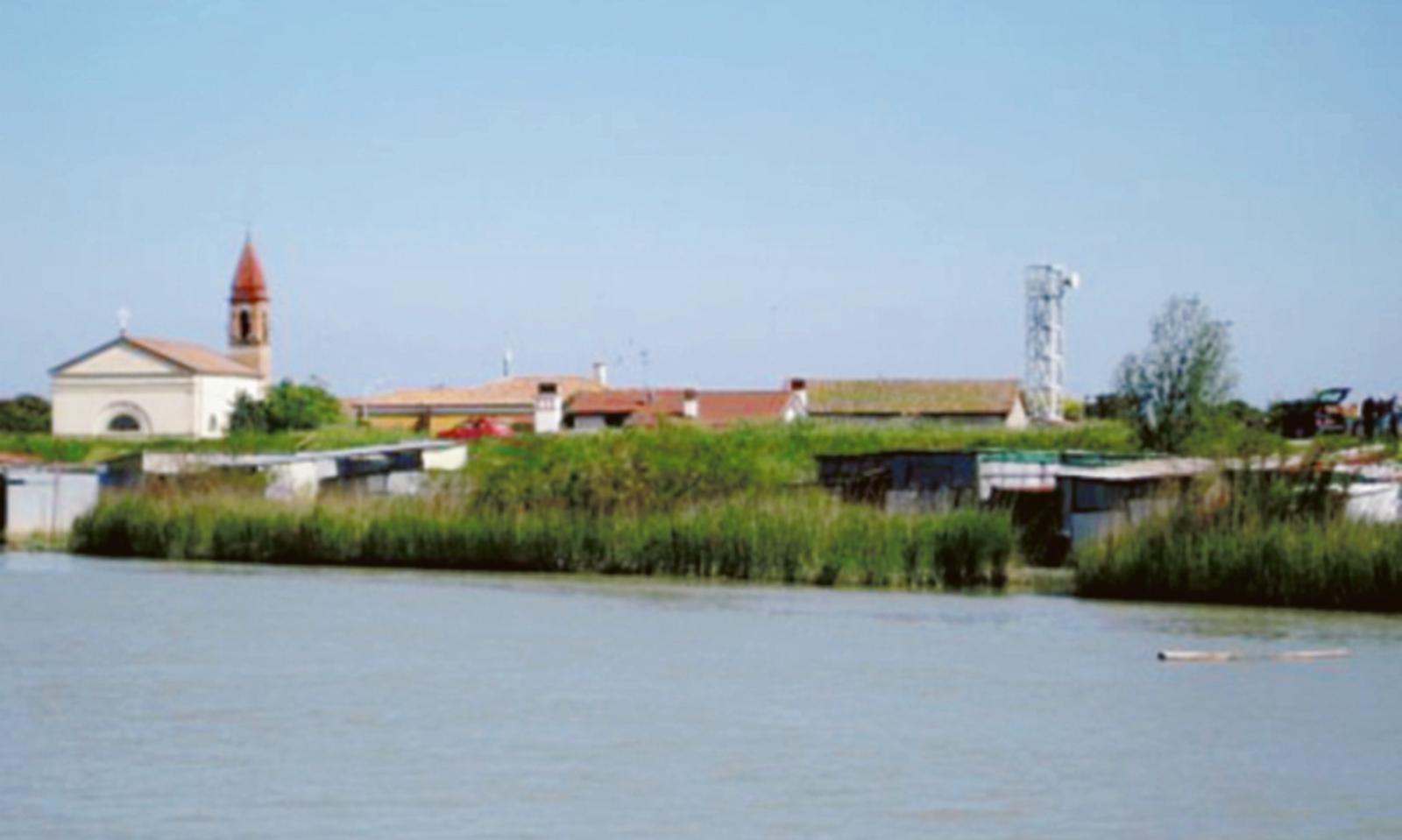 Ponte di barche, stop alla circolazione