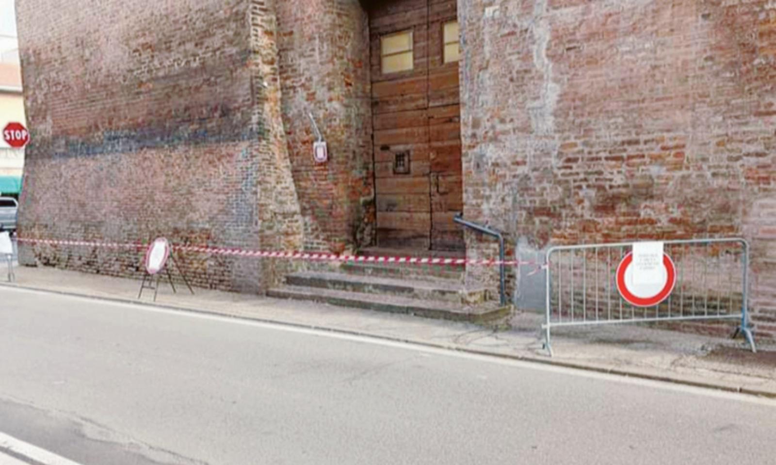 Cadono calcinacci, transenne a Palazzo Pretorio