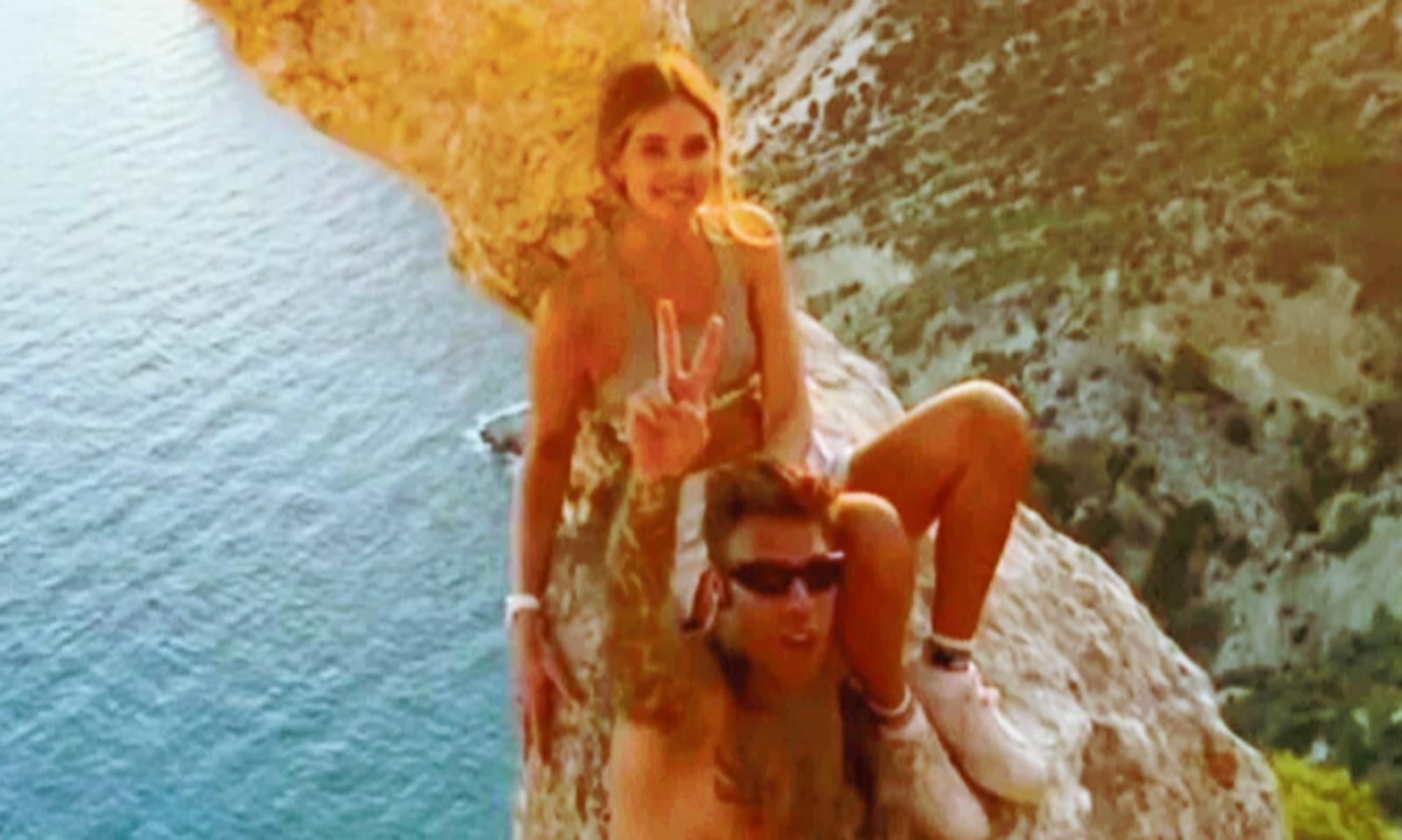 Selfie estremo dopo la morte di Andrea: rabbia