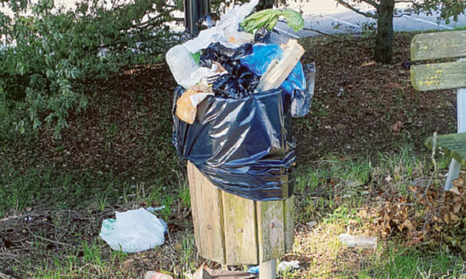 Rifiuti e cartacce lungo la ciclabile