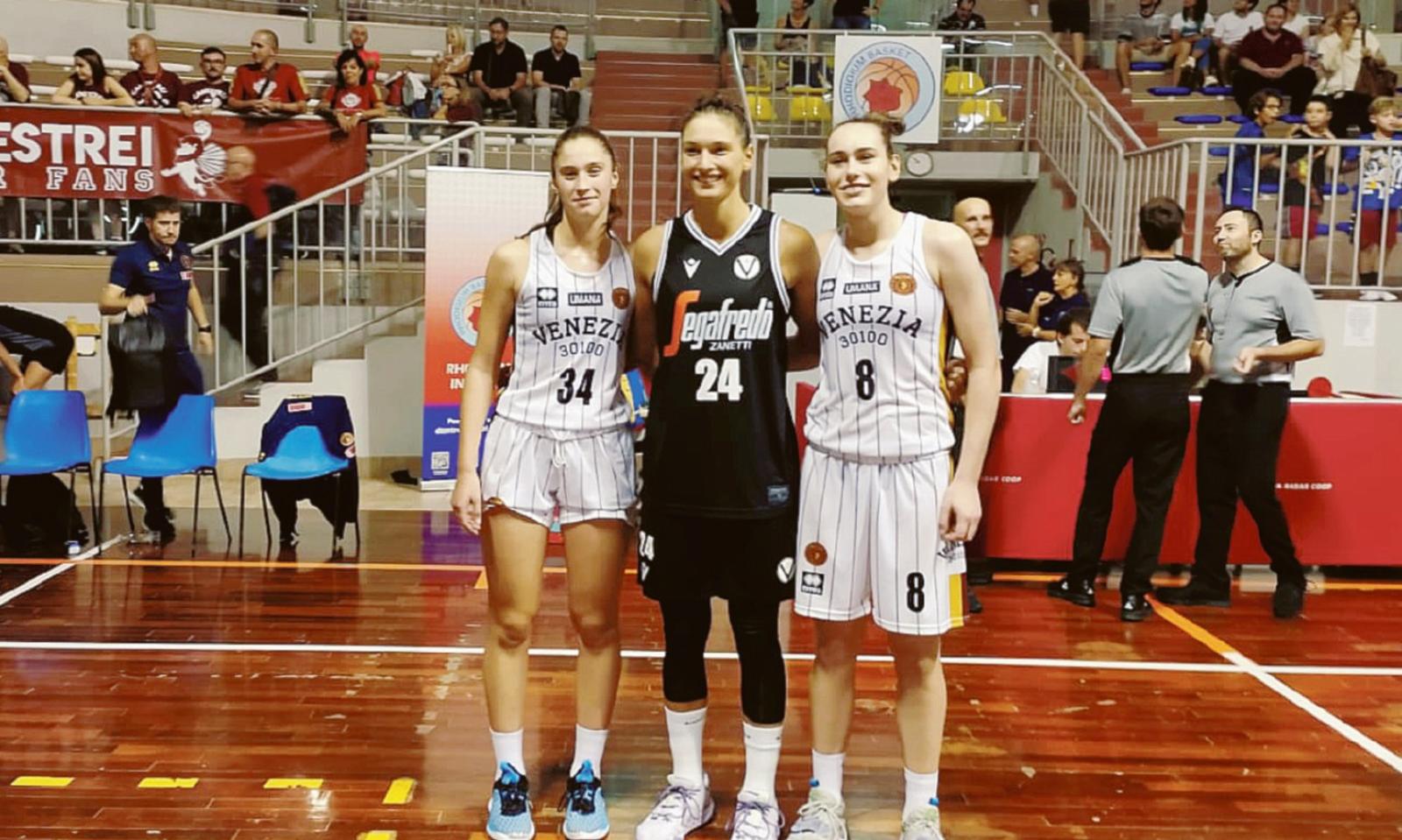 Scontro tra regine della palla a spicchi