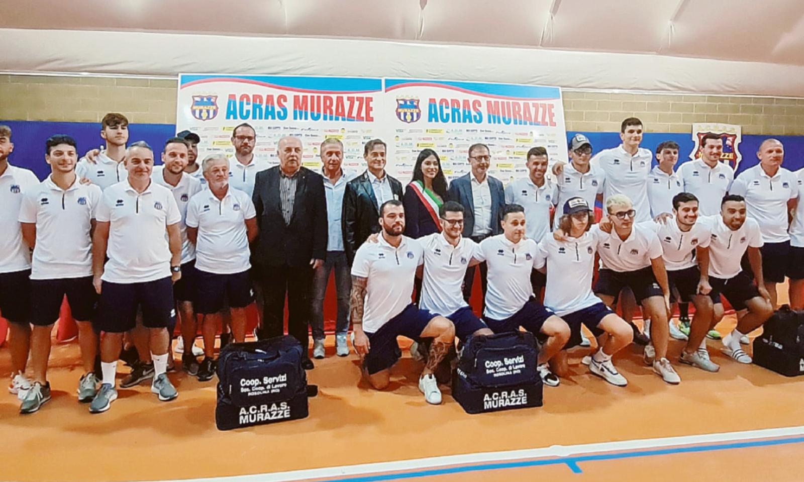 Infarto in campo, allenatore e giocatori salvano un 55enne