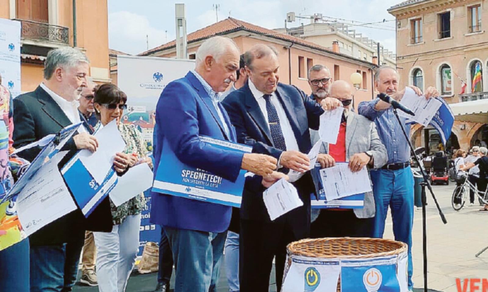 I commercianti stracciano le bollette in piazza
