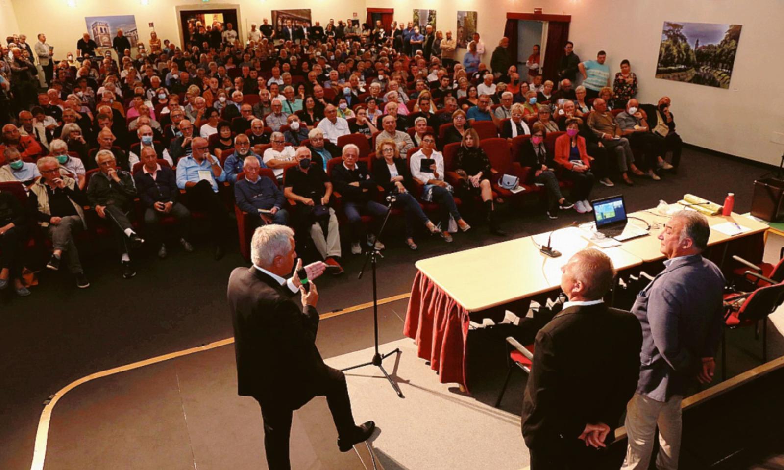 Una folla, per scoprire la nuova differenziata