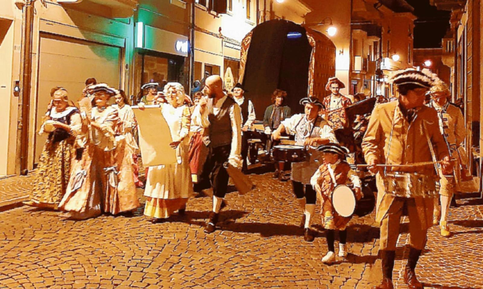 Carro dei teatranti tra gli applausi