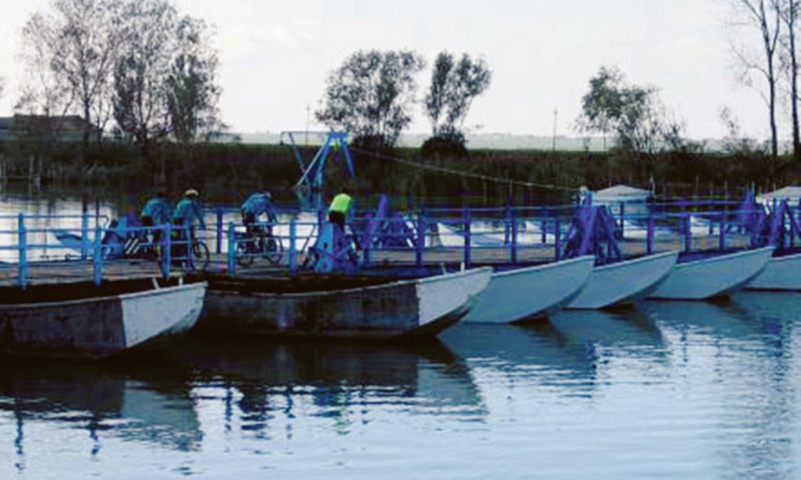 Il ponte di barche &egrave; finalmente pronto a riaprire
