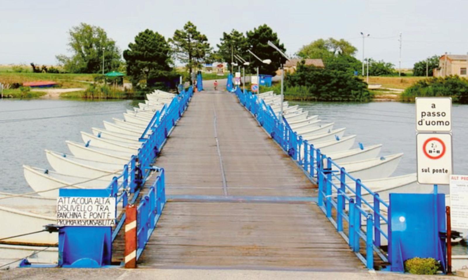 Chiuso il ponte di barche