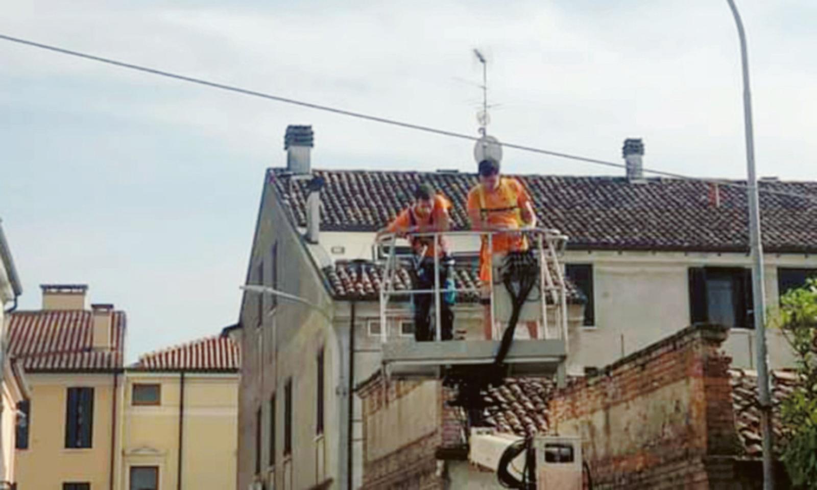 Lampioni accesi a giorni alterni. E gi&ugrave; il termostato