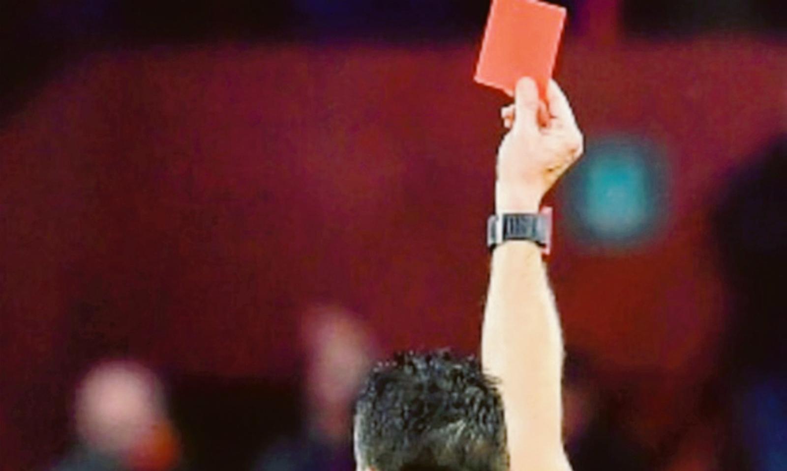 Trattiene l&rsquo;arbitro, 4 turni di stop