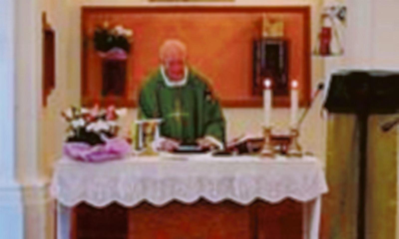 La frazione saluta il don