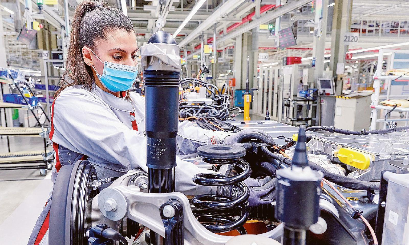 Nel 2023 saremo tutti ancora pi&ugrave; poveri