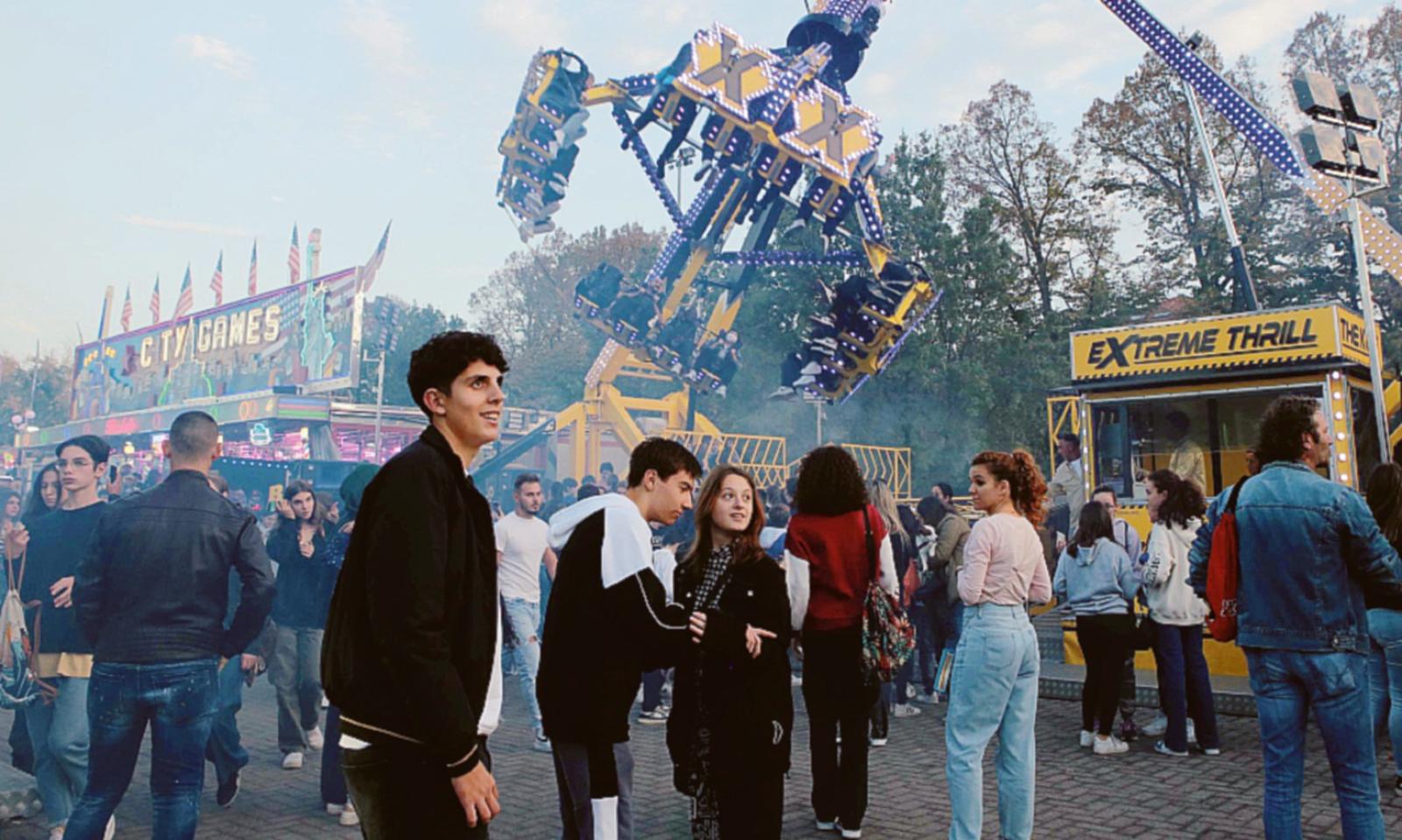 Una folla alle giostre, che successo!