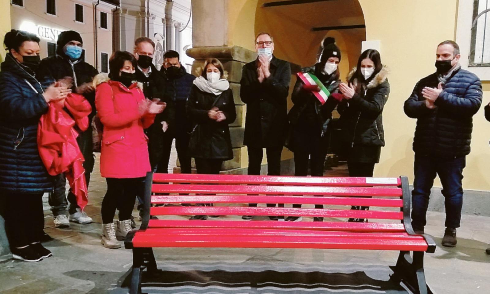 Panchina rossa sparita nel nulla