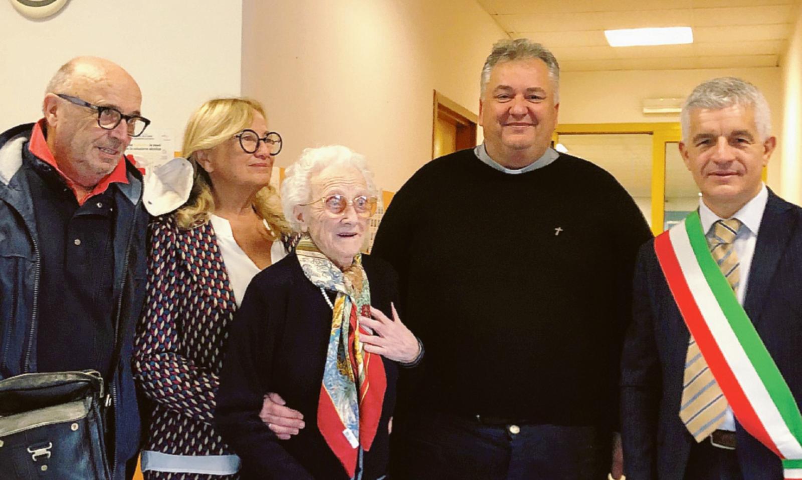 Nonna Ione fa un secolo, regina di sacher e fiori di zucca