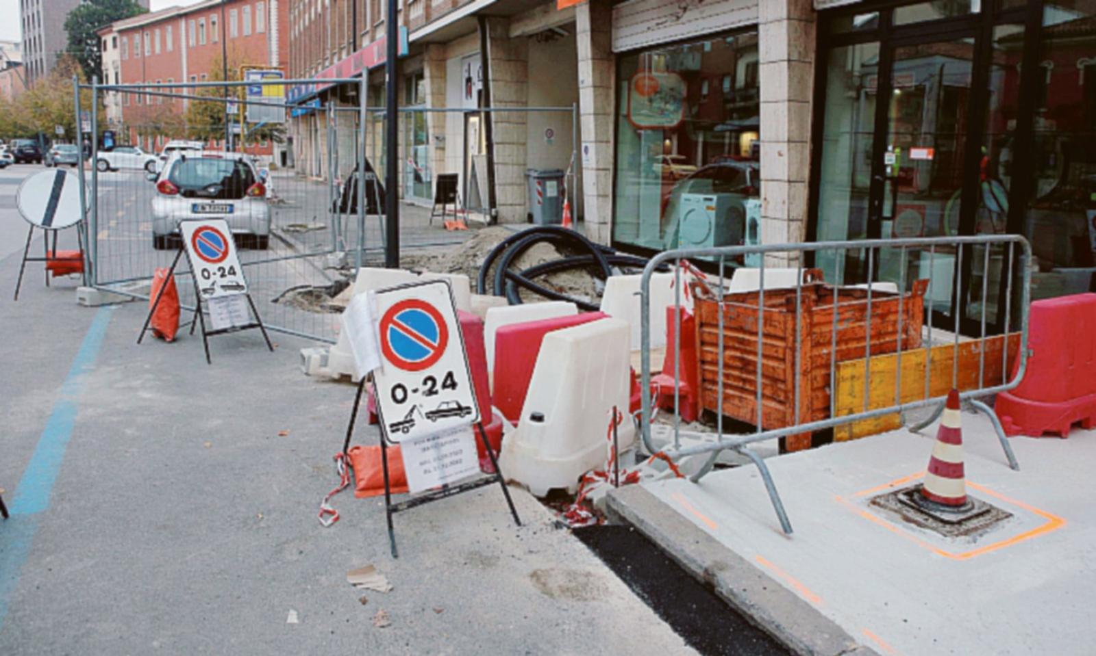 Cantiere fermo, disagi e problemi