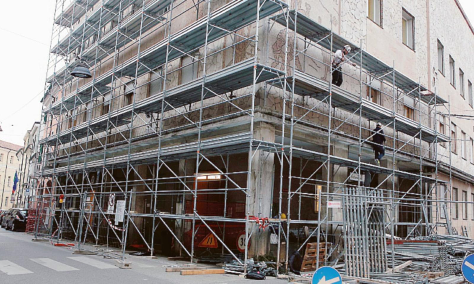 Prima la facciata dell&rsquo;ex Celio, poi marciapiede e portici