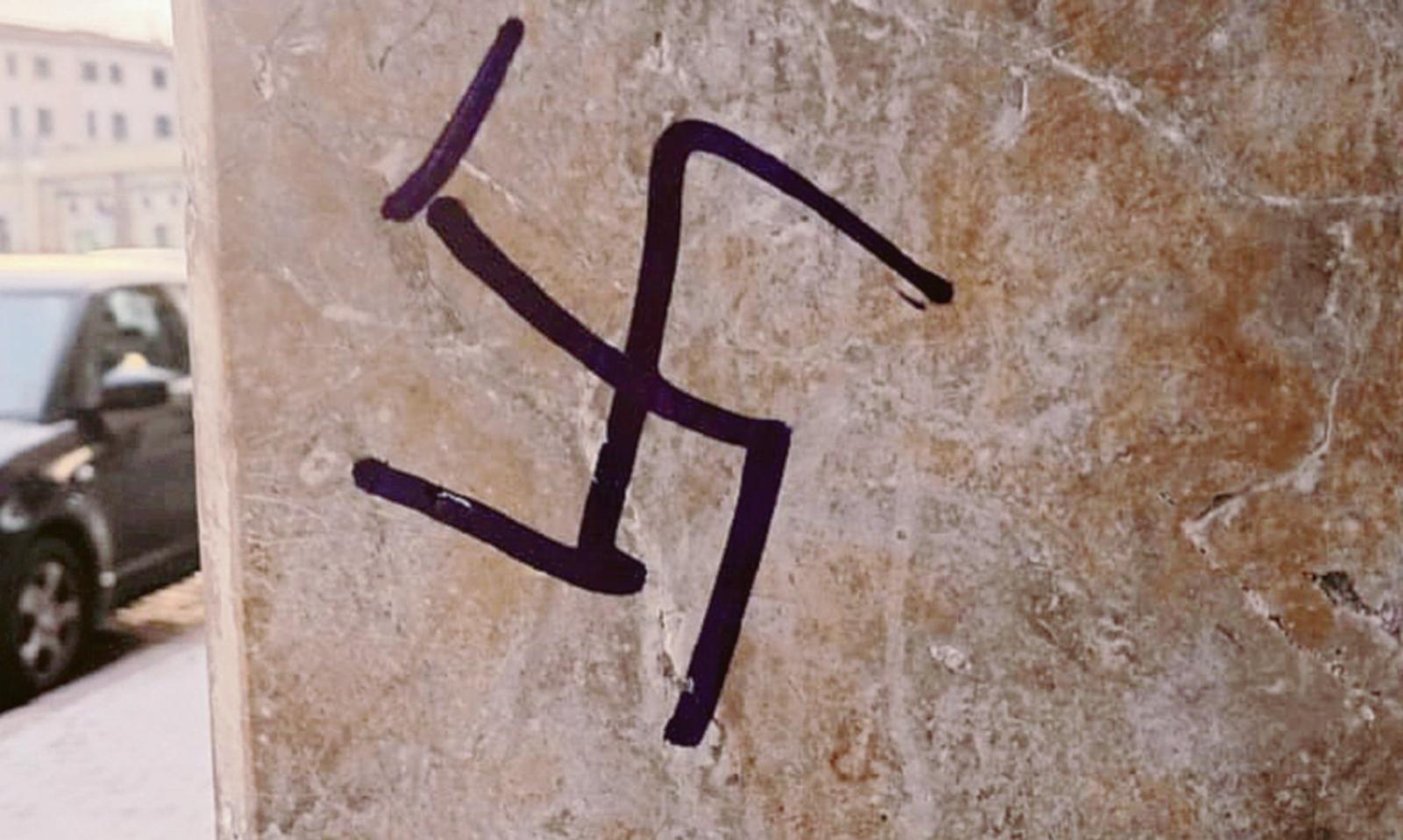 Due svastiche sui muri del centro