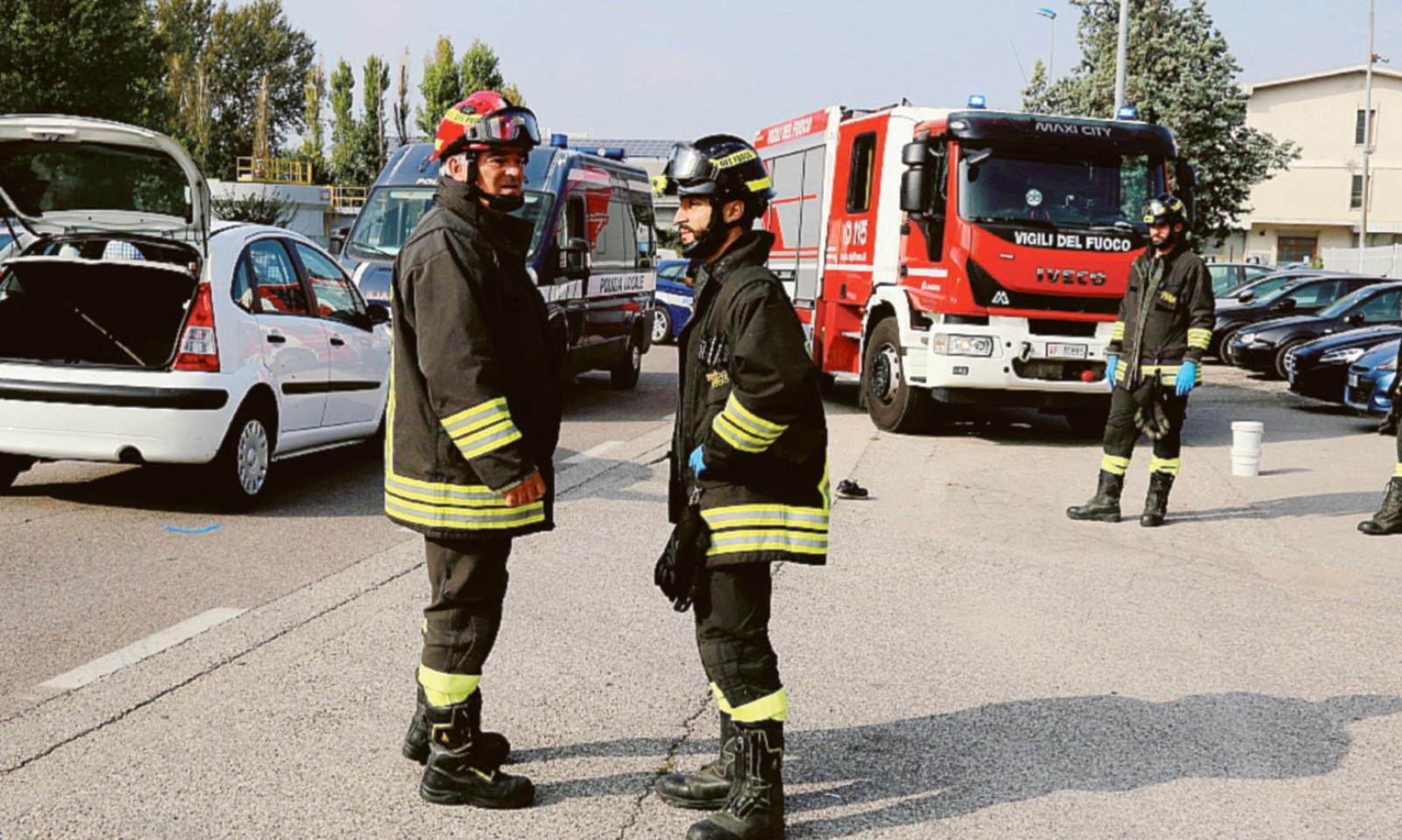 Isola spartitraffico, semaforo e vigili