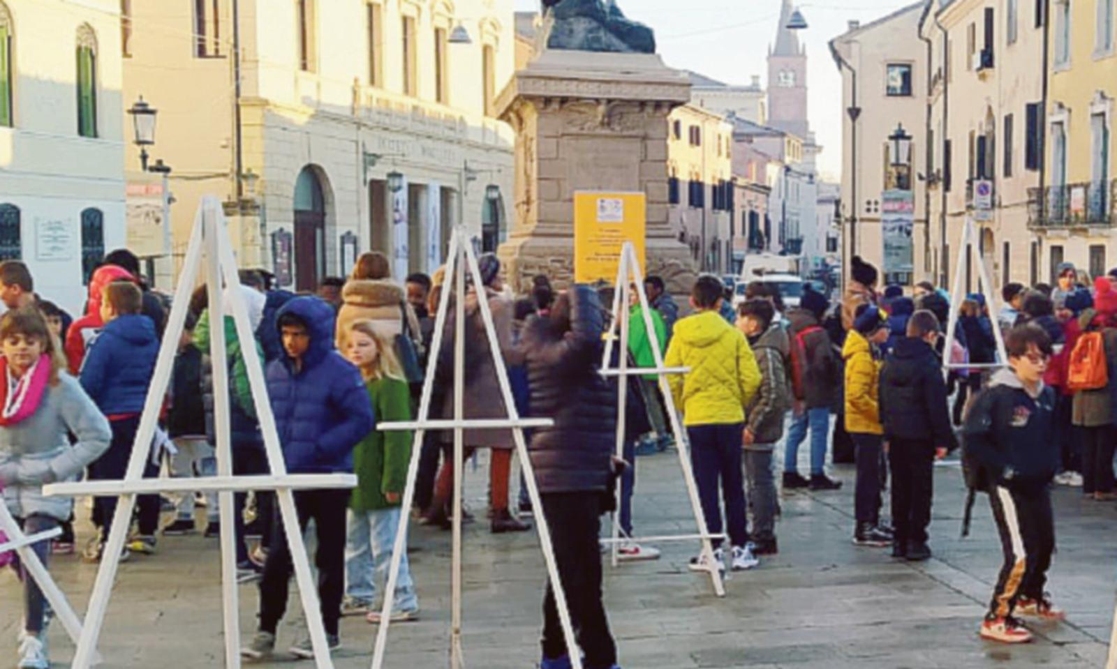 Ragazzi in piazza contro la violenza di genere