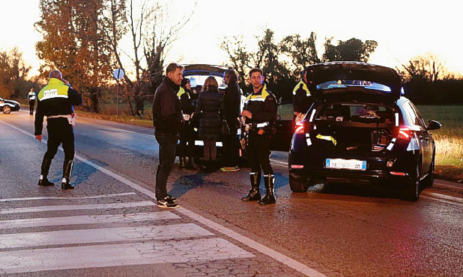 Investito da un'auto, muore davanti a casa