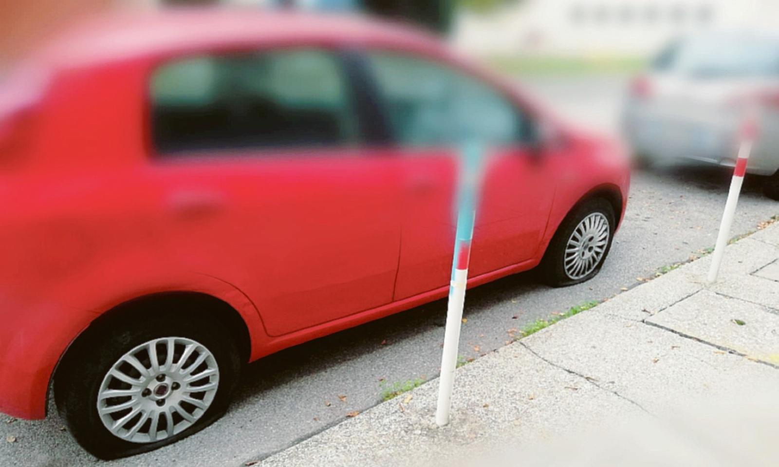 Un pazzo distrugge le auto di notte