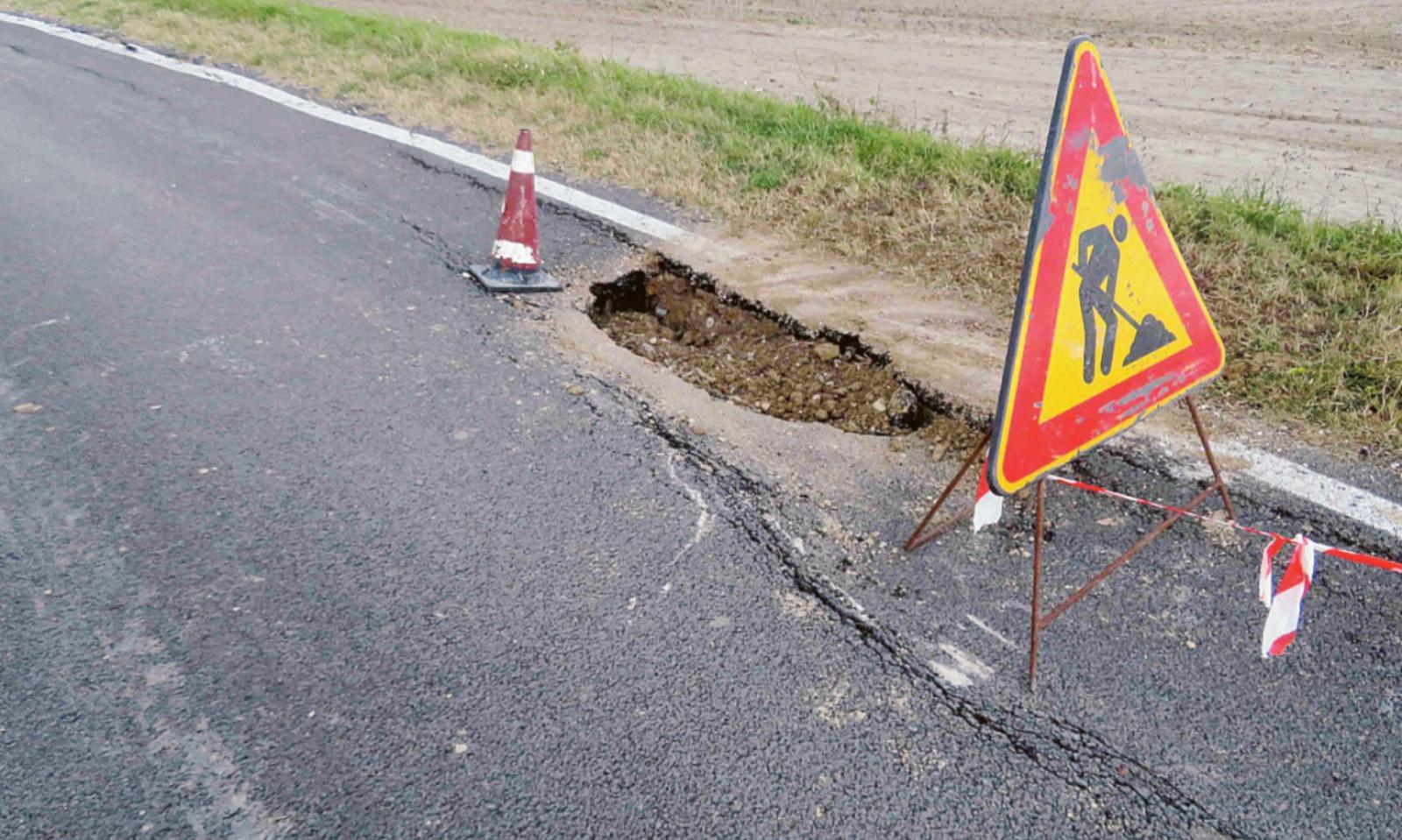 Strada in condizioni disastrose: chiusa