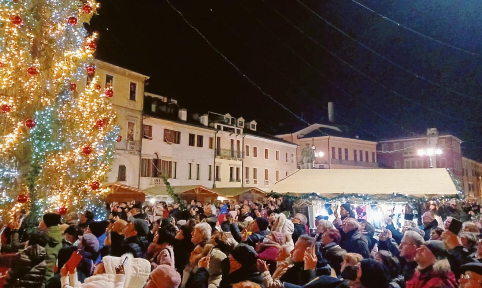 Piazza piena per l&rsquo;Infiorata