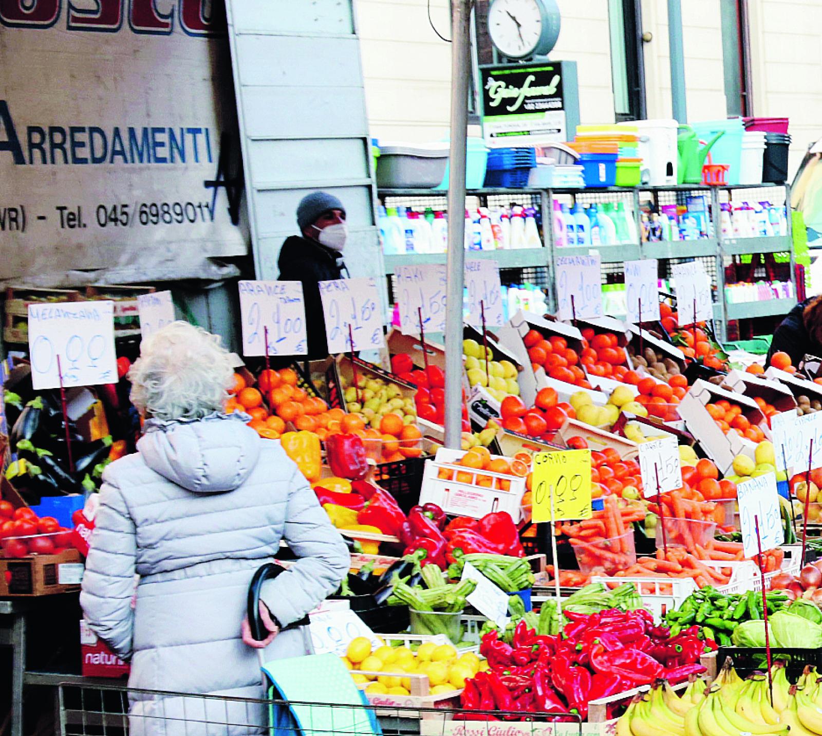 Tredicesime mangiate dai rincari