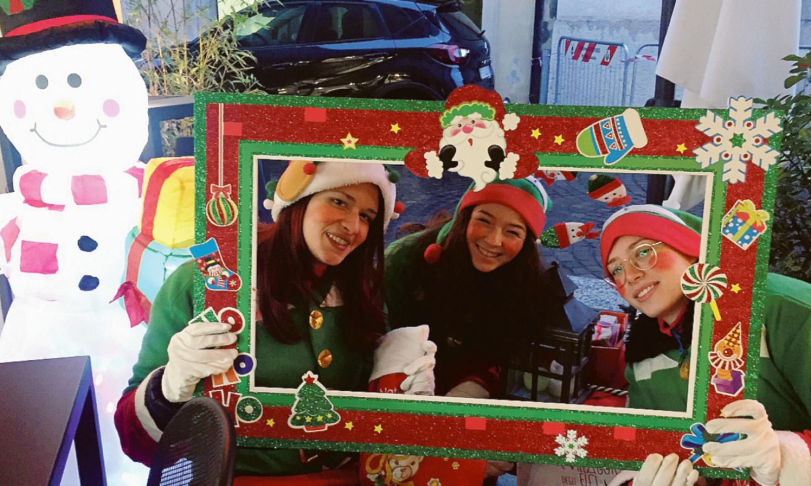 Gli elfi che regalano sorrisi ai bimbi